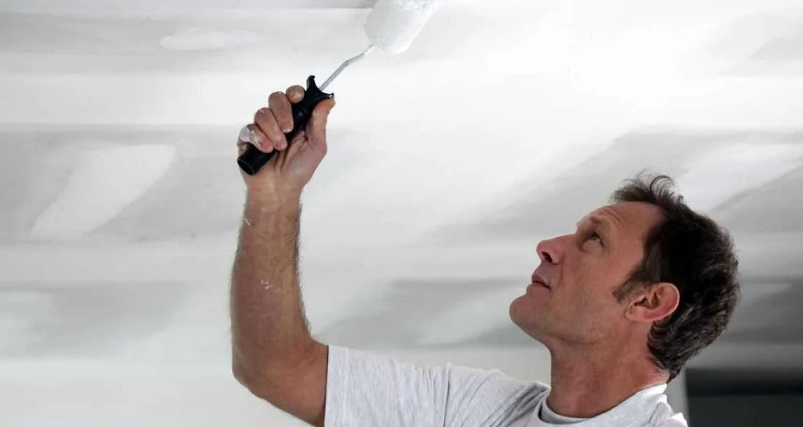 Как правильно выбрать материал для краски потолка в квартире: советы от профессионалов