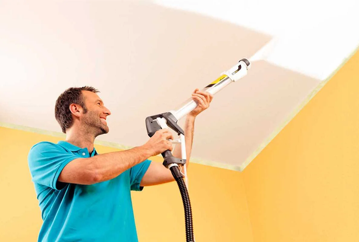 Как избежать появления разводов при покраске высокого потолка