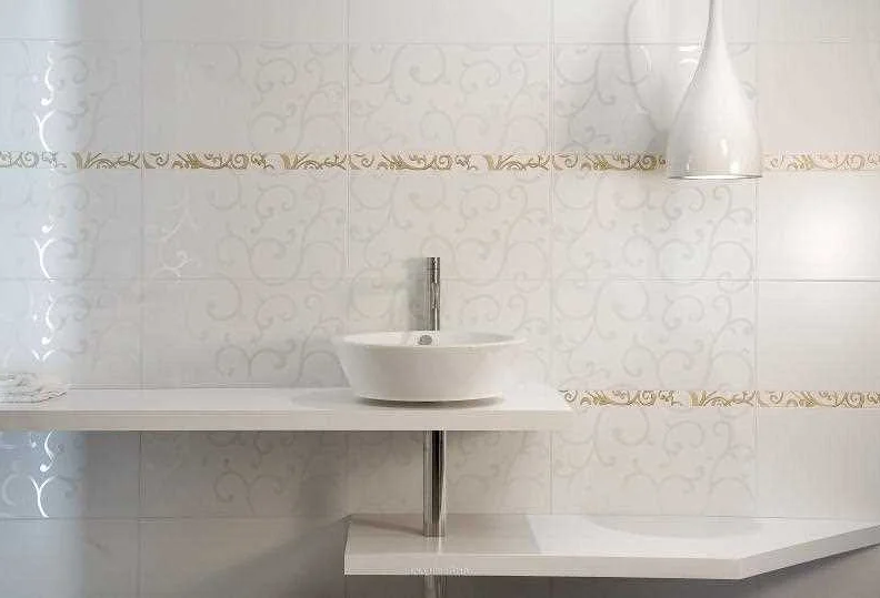 Как сочетать плитку с другими материалами в интерьере ванной комнаты?