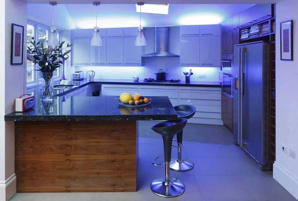 Какую светодиодную ленту купить для подсветки кухни рабочей зоны: рекомендации и советы