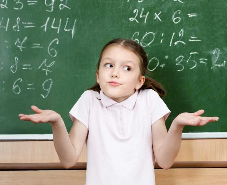 Почему девочки хуже учат математику: причины и решения